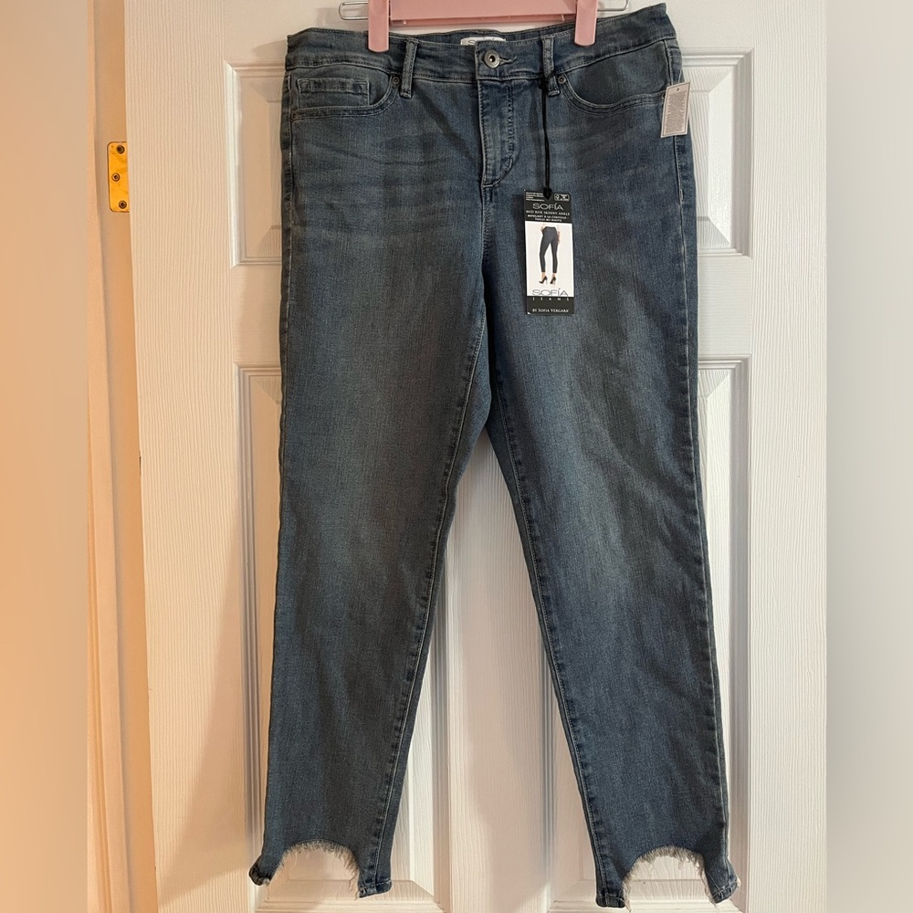 BNWT CROPPED JEAN BY SOFIA VERGARA IN A SIZE 8